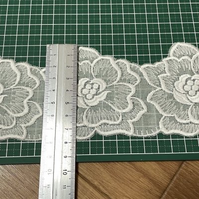 画像1: 【お買い得4点限り】綿レース　ホワイト　幅8cm　大輪の薔薇モチーフ柄　日本製　6m