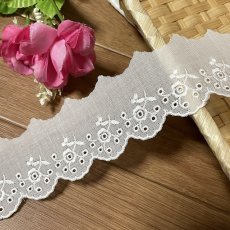 画像1: 【お買い得２点限り】刺繍のきれいな薔薇柄綿レース　オフホワイト　幅4.5cm　日本製　12m　 (1)