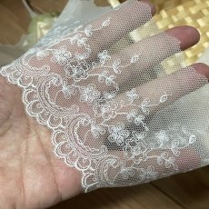 画像6: 【高品質な日本製】チュールレース　オフホワイト　幅8.8cm細糸遣い　6.3ｍ巻　繊細な小花柄 (6)