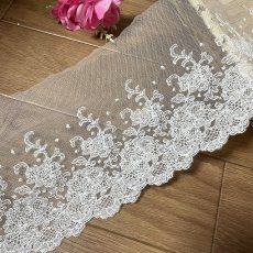 画像1: 【高品質な日本製】チュールレース　オフホワイト　幅16cm細糸遣い　3ｍ巻　繊細な小花柄 (1)