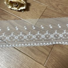 画像2: 【高品質な日本製】チュールレース　オフホワイト　幅9.3cm細糸遣い　5.3ｍ巻　繊細な花柄 (2)