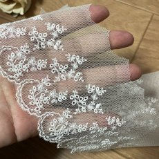 画像6: 【高品質な日本製】チュールレース　オフホワイト　幅7.8cm細糸遣い　6ｍ巻　繊細な刺繍　野に咲くお花柄 (6)