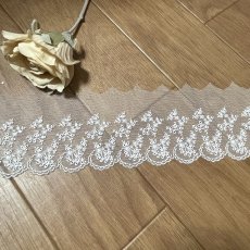 画像7: 【高品質な日本製】チュールレース　オフホワイト　幅7.8cm細糸遣い　6ｍ巻　繊細な刺繍　野に咲くお花柄 (7)