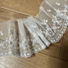 画像8: 【高品質な日本製】チュールレース　オフホワイト　幅9.3cm細糸遣い　5.3ｍ巻　繊細な花柄 (8)