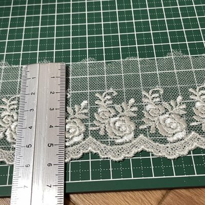 画像1: 【高品質な日本製】チュールレース　オフホワイト　幅5.8cm　12.8ｍ巻　繊細な小花柄