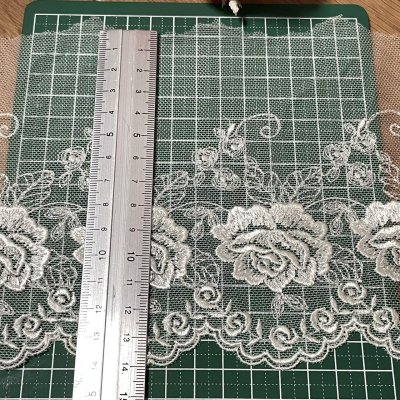 画像1: 【高品質な日本製】チュールレース　オフホワイト　幅14cm　6ｍ巻　大胆な薔薇と蔓薔薇柄