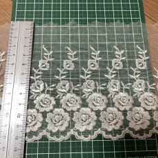 画像3: 【高品質な日本製】チュールレース　オフホワイト　幅12cm　6ｍ巻　光沢のある薔薇柄 (3)