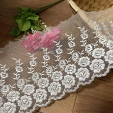 画像1: 【高品質な日本製】チュールレース　オフホワイト　幅12cm　6ｍ巻　光沢のある薔薇柄 (1)