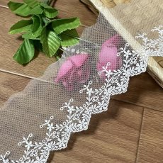 画像1: 【高品質な日本製】チュールレース　オフホワイト　幅7.5cm　３ｍ巻　小花柄　刺繍は綿糸100% (1)