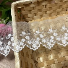 画像3: 【高品質な日本製】チュールレース　オフホワイト　幅6cm　３ｍ巻　小花柄　刺繍は綿糸100% (3)