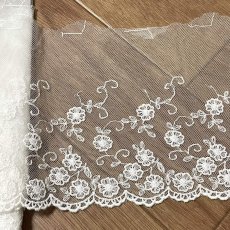 画像2: 【高品質な日本製】チュールレース　オフホワイト　幅15cm　1ｍ　小花柄　刺繍は綿糸100% (2)