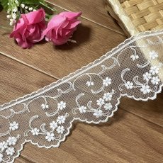 画像1: 【高品質な日本製】チュールレース　オフホワイト　幅6.3cm　３ｍ巻　小花柄　刺繍は綿糸100% (1)