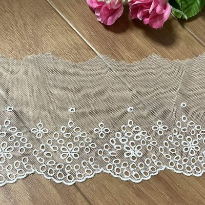 画像2: 【高品質な日本製】チュールレース　オフホワイト　幅15cm　1ｍ　小花柄　刺繍は綿糸100%