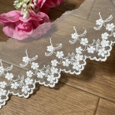 画像1: 【高品質な日本製】チュールレース　オフホワイト　幅6cm　３ｍ巻　小花柄　刺繍は綿糸100% (1)