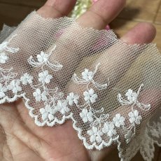 画像4: 【高品質な日本製】チュールレース　オフホワイト　幅6cm　３ｍ巻　小花柄　刺繍は綿糸100% (4)