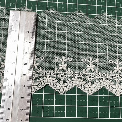 画像1: 【高品質な日本製】チュールレース　オフホワイト　幅7.5cm　３ｍ巻　小花柄　刺繍は綿糸100%