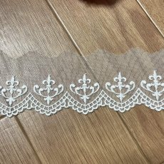 画像2: 【高品質な日本製】チュールレース　オフホワイト　幅6cm　３ｍ巻シャンデリア柄　刺繍は綿糸100% (2)