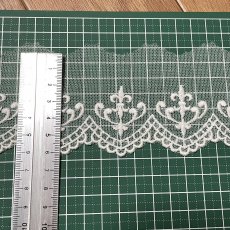 画像3: 【高品質な日本製】チュールレース　オフホワイト　幅6cm　３ｍ巻シャンデリア柄　刺繍は綿糸100% (3)