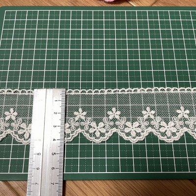 画像1: 【高品質な日本製】チュールレース　オフホワイト　幅4cm　３ｍ巻　小花柄　刺繍は綿糸100%