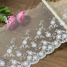 画像1: 【高品質な日本製】チュールレース　オフホワイト　幅15cm　1ｍ　小花柄　刺繍は綿糸100% (1)