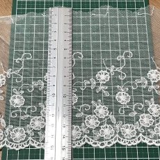 画像3: 【高品質な日本製】チュールレース　オフホワイト　幅15cm　1ｍ　小花柄　刺繍は綿糸100% (3)