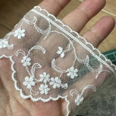 画像4: 【高品質な日本製】チュールレース　オフホワイト　幅6.3cm　３ｍ巻　小花柄　刺繍は綿糸100% (4)