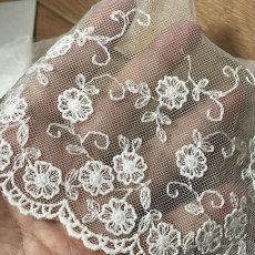 画像5: 【高品質な日本製】チュールレース　オフホワイト　幅15cm　1ｍ　小花柄　刺繍は綿糸100% (5)