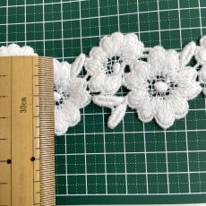 画像4: 【安心の日本製】ケミカルレース　コットンオフホワイト　幅5cm　1ｍ　ツインの花柄 (4)