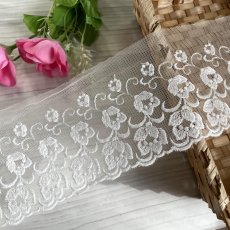 画像1: 【高品質な日本製】チュールレース　オフホワイト　幅9cm　3.5ｍ　刺繍がいっぱい小花柄　刺繍は綿糸100% (1)