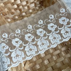 画像4: 【高品質な日本製】チュールレース　オフホワイト　幅9cm　3.5ｍ　刺繍がいっぱい小花柄　刺繍は綿糸100% (4)