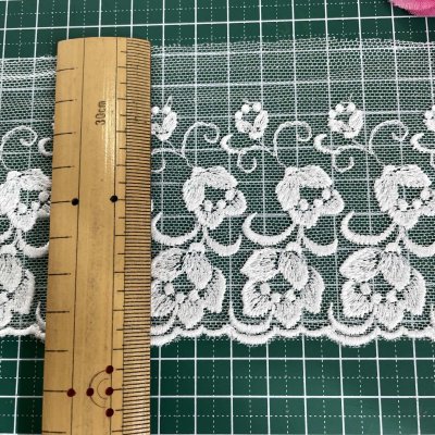 画像1: 【高品質な日本製】チュールレース　オフホワイト　幅9cm　3.5ｍ　刺繍がいっぱい小花柄　刺繍は綿糸100%