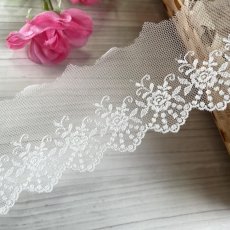 画像1: 【高品質な日本製】チュールレース　オフホワイト　幅5.5cm　1ｍ　薔薇柄　刺繍は綿糸100% (1)